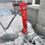 Кршење на бетон со компресор – моќно решение за отстранување на тешки површини