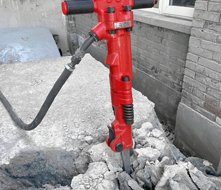 Кршење на бетон со компресор – моќно решение за отстранување на тешки површини